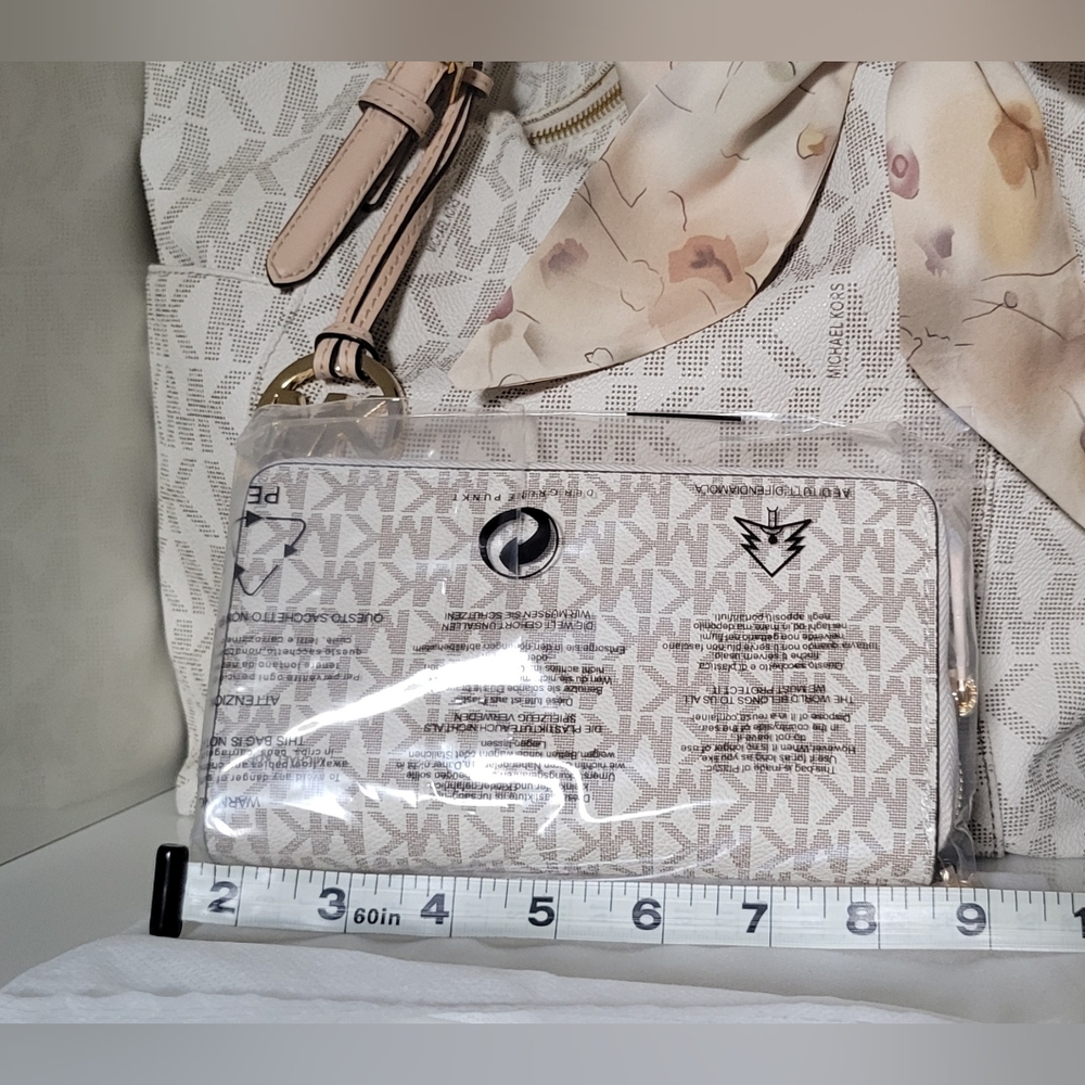 Michael Kors Beige and Gold Wallet - Picture 7 of 8